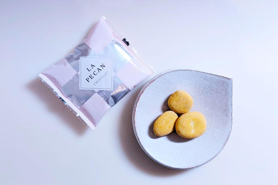 ■華やかなビジュアルにキュン！お花みたいなロリポップ型チョコ／le pepin（ル ペパン）【1個あたり63円〜】, ■カリカリ感がたまらない！ナッツ好き必見チョコ／サロンドロワイヤル【1個あたり約110円〜】, ■京都土産の定番「茶の菓」がチョコレート仕様に／マールブランシュ【1枚あたり171円〜】, ■九州・鹿児島の味が出張中！この機会に食べとこ／パティスリーヤナギムラ【1個あたり135円】, ■パチパチ弾けるキャンディチョコで気分もポップに／メリーチョコレート【1個あたり108円〜】
