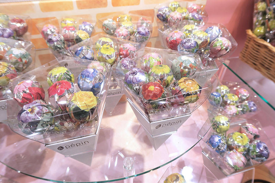 ■華やかなビジュアルにキュン！お花みたいなロリポップ型チョコ／le pepin（ル ペパン）【1個あたり63円〜】, ■カリカリ感がたまらない！ナッツ好き必見チョコ／サロンドロワイヤル【1個あたり約110円〜】, ■京都土産の定番「茶の菓」がチョコレート仕様に／マールブランシュ【1枚あたり171円〜】, ■九州・鹿児島の味が出張中！この機会に食べとこ／パティスリーヤナギムラ【1個あたり135円】, ■パチパチ弾けるキャンディチョコで気分もポップに／メリーチョコレート【1個あたり108円〜】