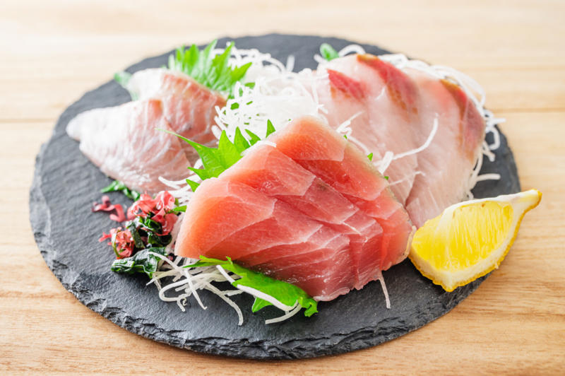 なぜ「脱・醤油」でお刺身が美味しくなるのか？, 魚本来の「甘み」と「香り」が引き立つ, お魚の脂を「しつこさ」から「旨味」へ変える, 彩りが豊かになり、食卓が華やぐ, 【淡泊な魚】素材を活かす「塩と酸」の食べ方, 01. 岩塩×柑橘（すだち・レモン）, 02. 昆布茶の粉末（即席・昆布締め風）, 03. 煎り酒（梅干しと出汁の伝統だれ）, 04. 柚子胡椒×オリーブオイル（和風爽やかマリネ）, 【赤身・青魚】臭みを旨味に変える「コクと刺激」の食べ方, 05. ごま油×塩×ニンニク（レバ刺し風）, 06. ニラ醤油だれ（ガツンとスタミナ風）, 07. 辛子酢（脂をスッキリ切る大人の味）, 08. 粒マスタード×バルサミコ酢（洋風ソース仕立て）, 【サーモン・脂のりの魚】濃厚さを楽しむ「オイルと乳」の食べ方, 09. オリーブオイル×黒胡椒（王道カルパッチョ）, 10. マヨネーズ×柚子胡椒（ピリリと濃厚だれ）, 11. ヨーグルト×味噌（チーズのような発酵ディップ）, 12. クリームチーズ×わさび（和洋折衷の濃厚つまみ）, 【変わり種】もはや料理！「新食感」の食べ方, 13. 熱々ネギ油の瞬間がけ, 14. クラッシュナッツ×ラー油, 15. 柿の種（砕いたもの）×七味, 16. パルメザンチーズ×削り節（旨味の掛け算）, お刺身をもっと美味しく！「脱・醤油」のコツ, お魚のコンディションを整える, 調味料との馴染みを良くする工夫, 翌日まで美味しい！余ったお刺身のリメイク術, 出汁の香りで包む「贅沢なレア茶漬け」, 薬味と油で叩く「洋風なめろう」, 江戸時代のお刺身は「お酢」や「味噌」が主役だった？, 醤油の枠を超えて、お刺身の「新しい扉」を開けよう