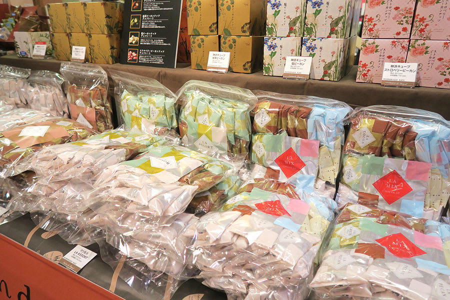 ■華やかなビジュアルにキュン！お花みたいなロリポップ型チョコ／le pepin（ル ペパン）【1個あたり63円〜】, ■カリカリ感がたまらない！ナッツ好き必見チョコ／サロンドロワイヤル【1個あたり約110円〜】, ■京都土産の定番「茶の菓」がチョコレート仕様に／マールブランシュ【1枚あたり171円〜】, ■九州・鹿児島の味が出張中！この機会に食べとこ／パティスリーヤナギムラ【1個あたり135円】, ■パチパチ弾けるキャンディチョコで気分もポップに／メリーチョコレート【1個あたり108円〜】