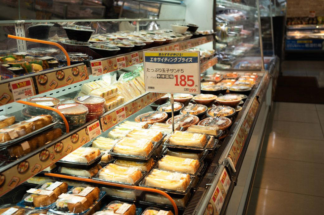 ロースかつ重299円、驚異のリピート率, 「安モノ売り」から「食が武器の店」へ, 「食」のプロ集団が生み出すお惣菜, 安くておいしいを両立する「全体最適」, 「近くで作る」出店戦略, データで無駄を減らす, 惣菜事業は「のびしろしかない」