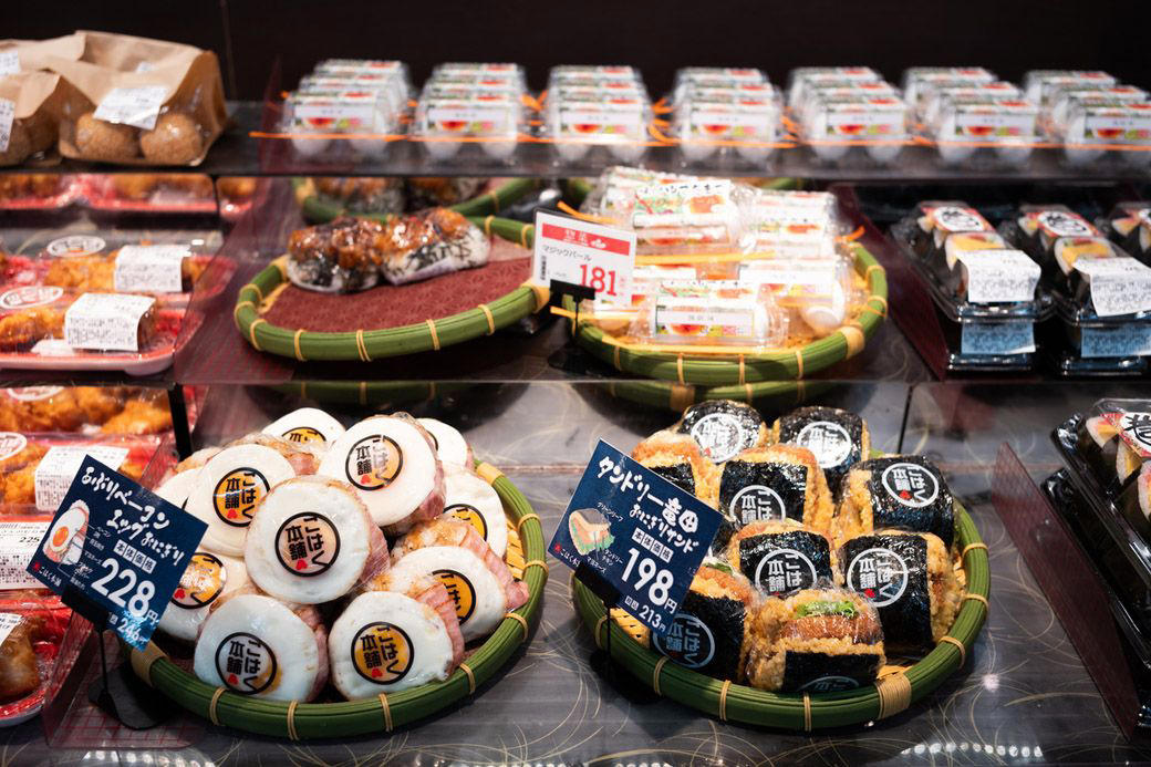 ロースかつ重299円、驚異のリピート率, 「安モノ売り」から「食が武器の店」へ, 「食」のプロ集団が生み出すお惣菜, 安くておいしいを両立する「全体最適」, 「近くで作る」出店戦略, データで無駄を減らす, 惣菜事業は「のびしろしかない」
