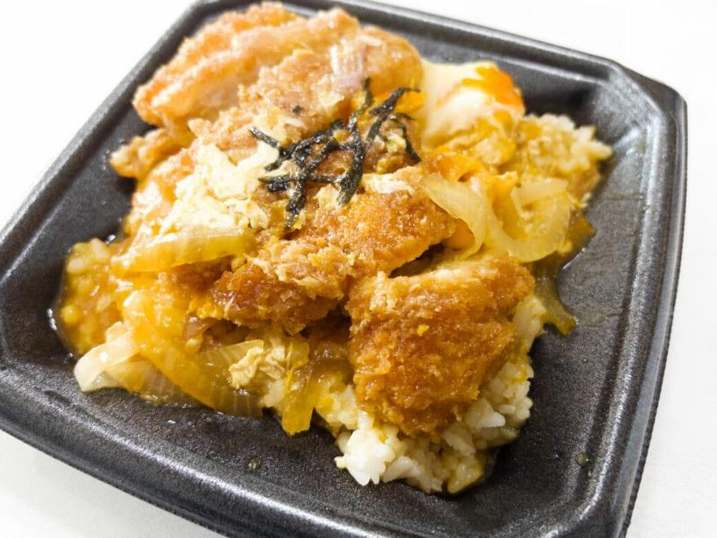 ロースかつ重299円、驚異のリピート率, 「安モノ売り」から「食が武器の店」へ, 「食」のプロ集団が生み出すお惣菜, 安くておいしいを両立する「全体最適」, 「近くで作る」出店戦略, データで無駄を減らす, 惣菜事業は「のびしろしかない」