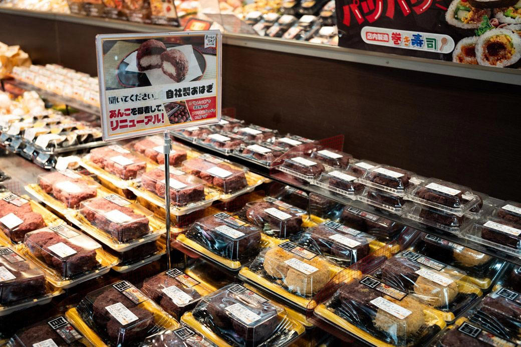 ロースかつ重299円、驚異のリピート率, 「安モノ売り」から「食が武器の店」へ, 「食」のプロ集団が生み出すお惣菜, 安くておいしいを両立する「全体最適」, 「近くで作る」出店戦略, データで無駄を減らす, 惣菜事業は「のびしろしかない」
