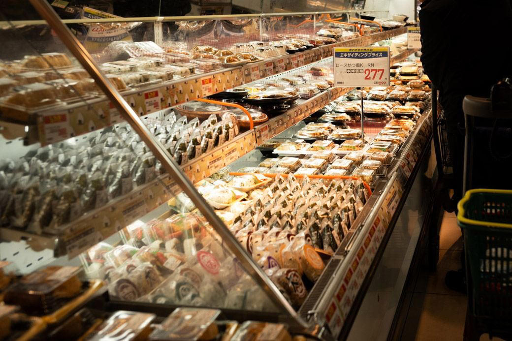 ロースかつ重299円、驚異のリピート率, 「安モノ売り」から「食が武器の店」へ, 「食」のプロ集団が生み出すお惣菜, 安くておいしいを両立する「全体最適」, 「近くで作る」出店戦略, データで無駄を減らす, 惣菜事業は「のびしろしかない」