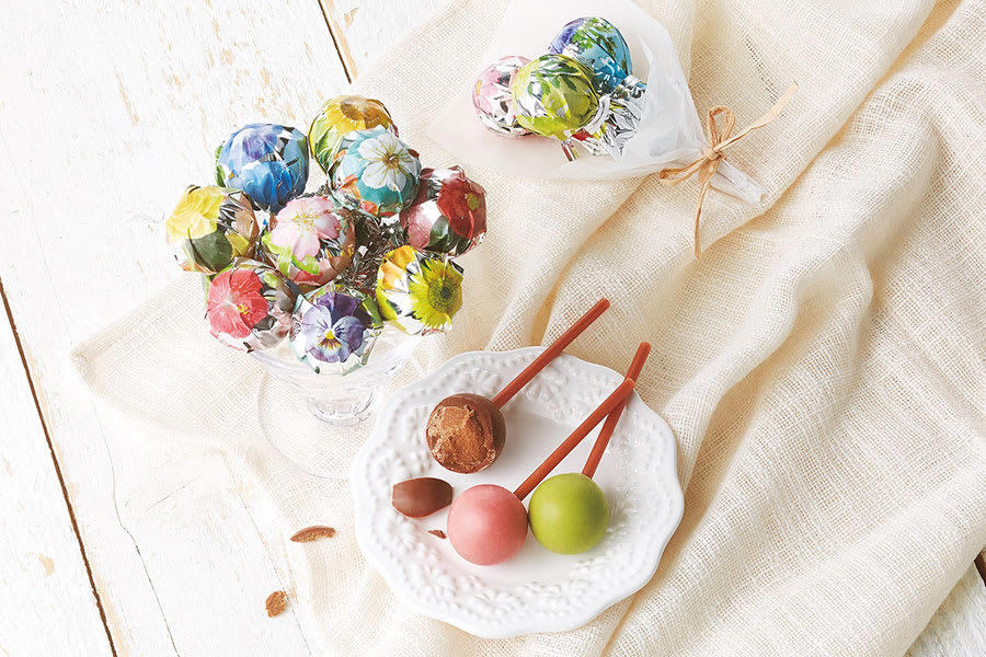 ■華やかなビジュアルにキュン！お花みたいなロリポップ型チョコ／le pepin（ル ペパン）【1個あたり63円〜】, ■カリカリ感がたまらない！ナッツ好き必見チョコ／サロンドロワイヤル【1個あたり約110円〜】, ■京都土産の定番「茶の菓」がチョコレート仕様に／マールブランシュ【1枚あたり171円〜】, ■九州・鹿児島の味が出張中！この機会に食べとこ／パティスリーヤナギムラ【1個あたり135円】, ■パチパチ弾けるキャンディチョコで気分もポップに／メリーチョコレート【1個あたり108円〜】