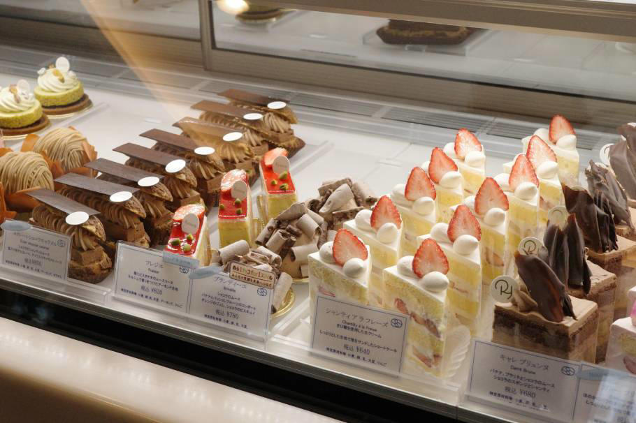 森永製菓の「1チョコ for 1スマイル」とのコラボスイーツとは？, Ryoura（リョウラ） 【東京都・世田谷区】『小枝』をふんだんに使った「brindille（ブランディーユ）」, Seiichiro,NISHIZONO（セイイチロウニシゾノ）【大阪府・大阪市】『小枝』と『カレ・ド・ショコラ』と『ダース』の3種を使った豪華なパフェ, Seiichiro,NISHIZONO『2026 アムール・デュ・ショコラ ～ショコラ大好き！』で限定販売！『ダース』を使った「ラミントン」3種セット