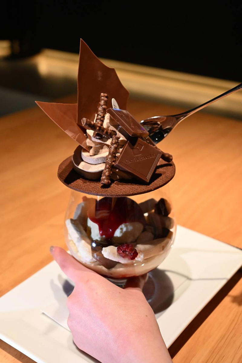森永製菓の「1チョコ for 1スマイル」とのコラボスイーツとは？, Ryoura（リョウラ） 【東京都・世田谷区】『小枝』をふんだんに使った「brindille（ブランディーユ）」, Seiichiro,NISHIZONO（セイイチロウニシゾノ）【大阪府・大阪市】『小枝』と『カレ・ド・ショコラ』と『ダース』の3種を使った豪華なパフェ, Seiichiro,NISHIZONO『2026 アムール・デュ・ショコラ ～ショコラ大好き！』で限定販売！『ダース』を使った「ラミントン」3種セット