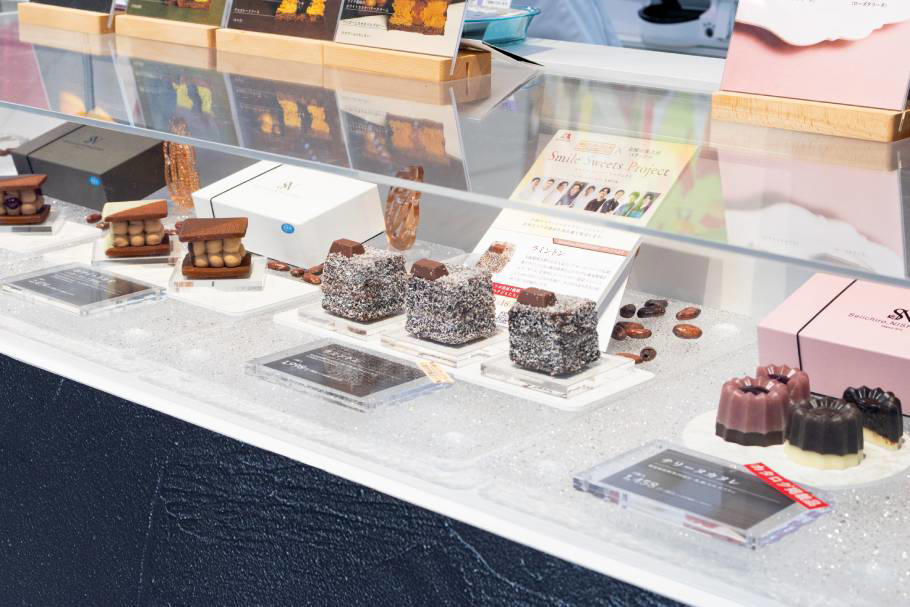 森永製菓の「1チョコ for 1スマイル」とのコラボスイーツとは？, Ryoura（リョウラ） 【東京都・世田谷区】『小枝』をふんだんに使った「brindille（ブランディーユ）」, Seiichiro,NISHIZONO（セイイチロウニシゾノ）【大阪府・大阪市】『小枝』と『カレ・ド・ショコラ』と『ダース』の3種を使った豪華なパフェ, Seiichiro,NISHIZONO『2026 アムール・デュ・ショコラ ～ショコラ大好き！』で限定販売！『ダース』を使った「ラミントン」3種セット