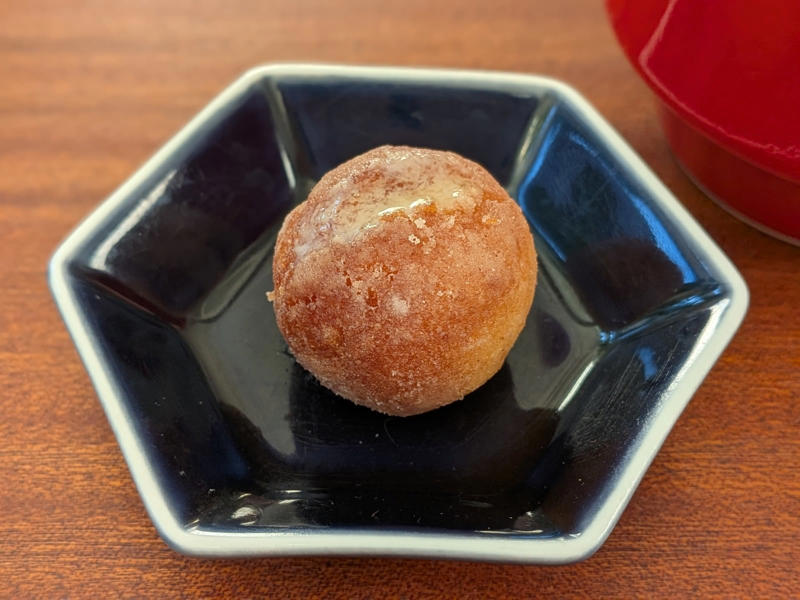 しあわせは向こうからやって来ない、ならば……, カルディで売っている“しあわせの種”, バターシナモンボールドーナツとカルダモンコーヒー, シナモンブランデーチーズクリームボールと紅茶, 頑張って歩いた足跡には、花が咲く