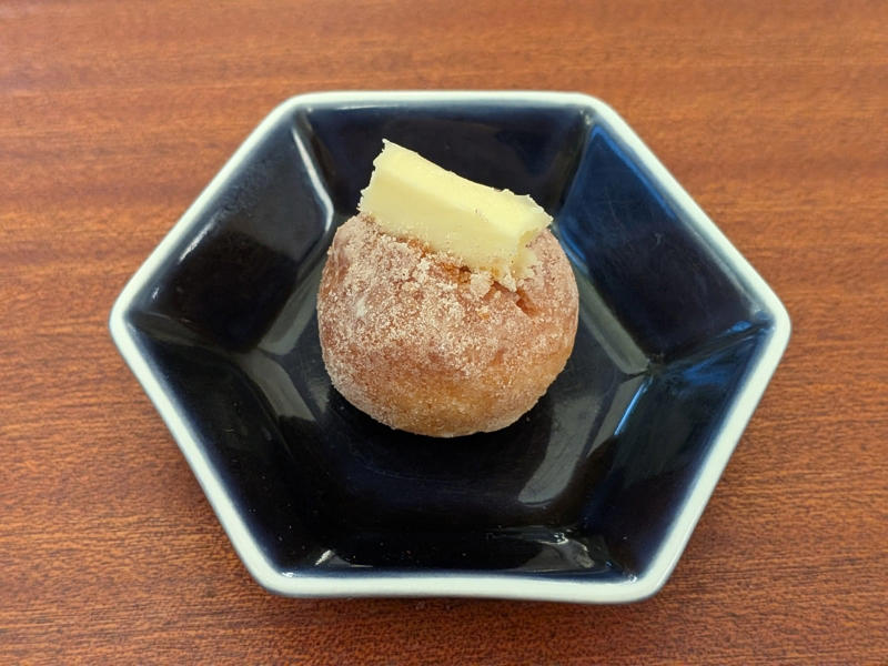 しあわせは向こうからやって来ない、ならば……, カルディで売っている“しあわせの種”, バターシナモンボールドーナツとカルダモンコーヒー, シナモンブランデーチーズクリームボールと紅茶, 頑張って歩いた足跡には、花が咲く