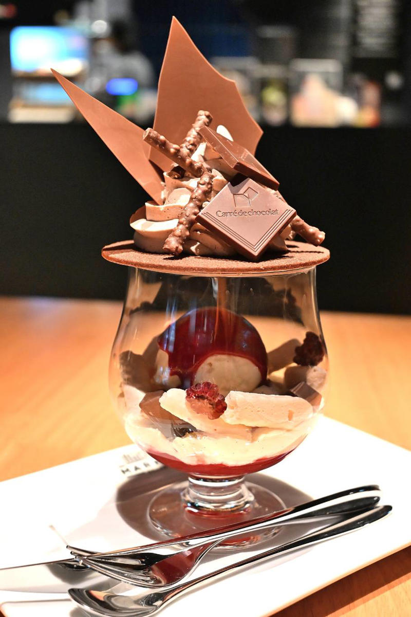 森永製菓の「1チョコ for 1スマイル」とのコラボスイーツとは？, Ryoura（リョウラ） 【東京都・世田谷区】『小枝』をふんだんに使った「brindille（ブランディーユ）」, Seiichiro,NISHIZONO（セイイチロウニシゾノ）【大阪府・大阪市】『小枝』と『カレ・ド・ショコラ』と『ダース』の3種を使った豪華なパフェ, Seiichiro,NISHIZONO『2026 アムール・デュ・ショコラ ～ショコラ大好き！』で限定販売！『ダース』を使った「ラミントン」3種セット