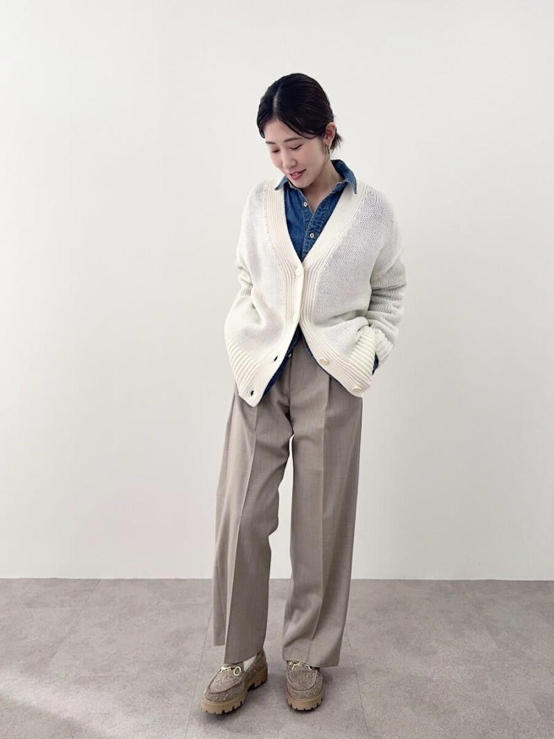 ネイビー×ベージュ配色で上品コーデ, デニムシャツ×チノパンツで爽やかコーデ, 透かし編みニット×ワイドパンツの淡色コーデ, 大人かわいいレイヤードカジュアルコーデ, 子どもっぽく見えないイエローニットコーデ