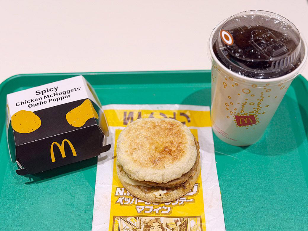 定番「朝マック」に変化？期間限定メニューをレビュー, 商品名に偽りあり!? N.Y.ニューヨーク ソーセージ ペッパー＆ビーフソテーマフィン, ついに「完全ノーストロー時代」？環境への配慮も, 朝マック、通常店舗でのバリューセットの価格一覧, 朝マック、準都心型店舗でも、まだまだ安い, マクドナルドは若者の店から、全世代に愛されるインフラへ