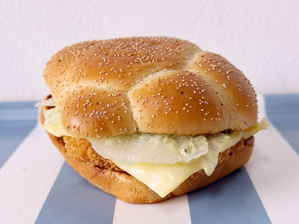 定番「朝マック」に変化？期間限定メニューをレビュー, 商品名に偽りあり!? N.Y.ニューヨーク ソーセージ ペッパー＆ビーフソテーマフィン, ついに「完全ノーストロー時代」？環境への配慮も, 朝マック、通常店舗でのバリューセットの価格一覧, 朝マック、準都心型店舗でも、まだまだ安い, マクドナルドは若者の店から、全世代に愛されるインフラへ