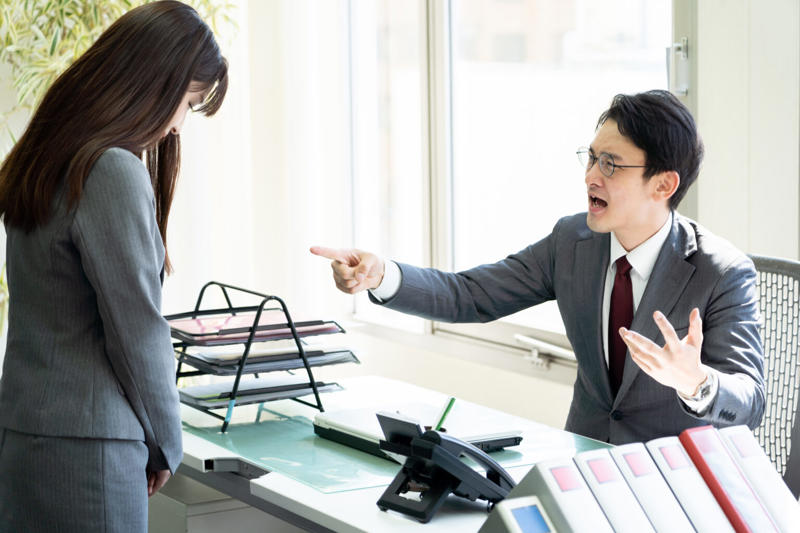 信頼は「築くのは一生、失うのは一瞬」, 職場で信頼を失う10の行動, 1. ミスを隠し、とっさに言い訳が出る, 2. 締め切り直前まで進捗を共有しない, 3. 相手によって態度や言葉遣いを変える, 4. 不機嫌を隠さず周囲に気を遣わせる, 5. チームの手柄を自分のものにする, 6. 分からないことを素直に認めない, 7. 返信が遅く、相手の足を引っ張る, 8. 陰口や噂話で不和の種をまく, 9. アドバイスを聞き流し、同じミスを繰り返す, 10. 公私混同が激しく、職場を尊重しない, 知っておきたい「信頼の預金」という考え方, 小さな約束を100%守り抜く, ミスをした時こそ「自己開示」をする, 信頼は、あなた自身の「働きやすさ」を形作るもの