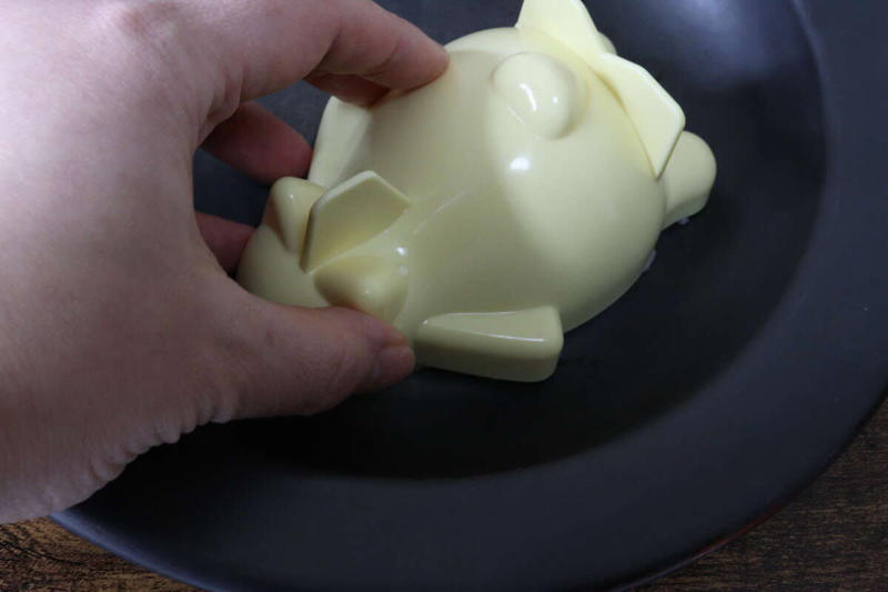 ダイソーで見つけたカフェ風メニューが作れる型, 商品情報: デコかわ ごはん de スヤスヤわんこ, カフェ風メニューが作れるグッズ, 後ろ姿がたまらない！, 容器の裏側の工夫, ひっくり返して完成！, スイーツ作りにも◎