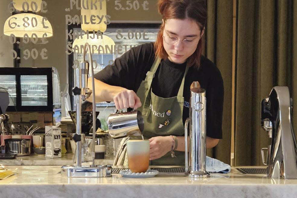 クロワッサンやパイが人気のベーカリーカフェ「Mikla Bakery(ミクラ・ベーカリー)」-MAP①, 新オープンのカフェ＆レストラン「The NED(ザ・ネッド)」-MAP②, 焙煎ではなく、抽出で個性を出す「MiiT Coffee(ミート・コーヒー)」-MAP③, 自家焙煎ブランドとして国内外から注目を集める「Kalve Espresso Room(カルヴェ・エスプレッソ・ルーム)」-MAP④, ホームメイドのケーキが充実「Mulberry(マルベリー)」-MAP⑤, 体にやさしい素材で作られた焼き菓子やパンが並ぶ「Better Bread(ベター・ブレッド)」-MAP⑥