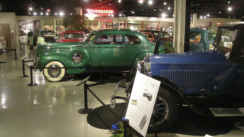 See historic carriages at the Studebaker National Museum, Take a scenic stroll on the East Bank Trail, See fossils and bison at the Indiana Dinosaur Museum, Ice skate at Howard Park, Catch a show at the baroque Morris Performing Arts Center, Methodology