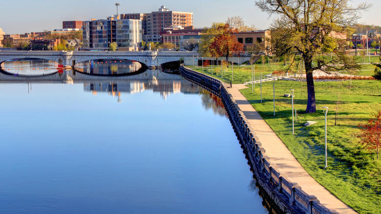See historic carriages at the Studebaker National Museum, Take a scenic stroll on the East Bank Trail, See fossils and bison at the Indiana Dinosaur Museum, Ice skate at Howard Park, Catch a show at the baroque Morris Performing Arts Center, Methodology