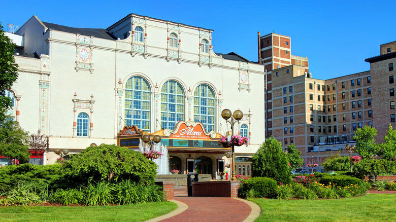See historic carriages at the Studebaker National Museum, Take a scenic stroll on the East Bank Trail, See fossils and bison at the Indiana Dinosaur Museum, Ice skate at Howard Park, Catch a show at the baroque Morris Performing Arts Center, Methodology