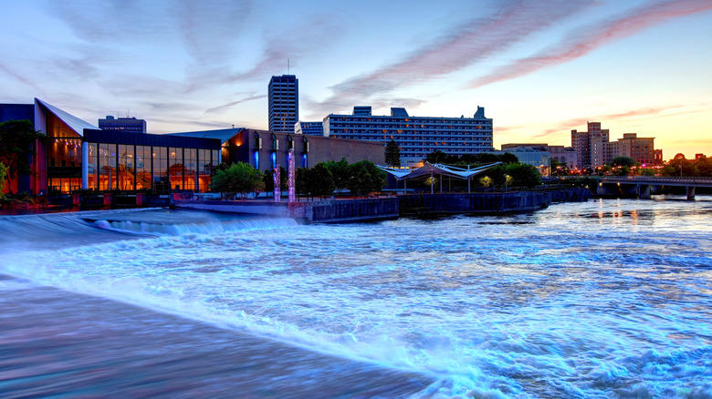 See historic carriages at the Studebaker National Museum, Take a scenic stroll on the East Bank Trail, See fossils and bison at the Indiana Dinosaur Museum, Ice skate at Howard Park, Catch a show at the baroque Morris Performing Arts Center, Methodology