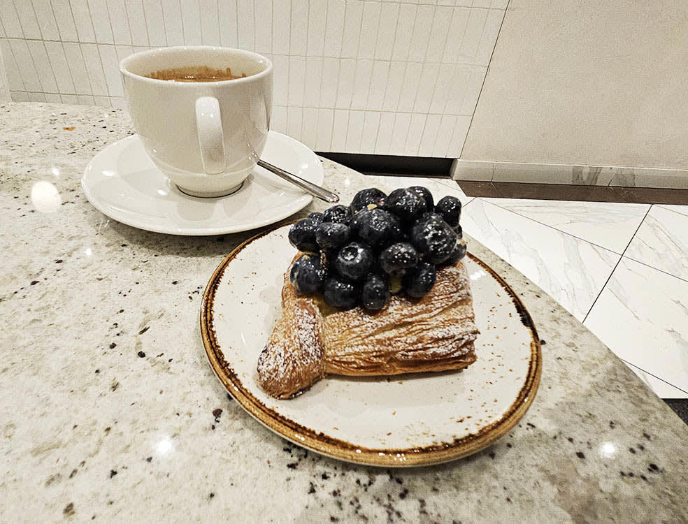 クロワッサンやパイが人気のベーカリーカフェ「Mikla Bakery(ミクラ・ベーカリー)」-MAP①, 新オープンのカフェ＆レストラン「The NED(ザ・ネッド)」-MAP②, 焙煎ではなく、抽出で個性を出す「MiiT Coffee(ミート・コーヒー)」-MAP③, 自家焙煎ブランドとして国内外から注目を集める「Kalve Espresso Room(カルヴェ・エスプレッソ・ルーム)」-MAP④, ホームメイドのケーキが充実「Mulberry(マルベリー)」-MAP⑤, 体にやさしい素材で作られた焼き菓子やパンが並ぶ「Better Bread(ベター・ブレッド)」-MAP⑥