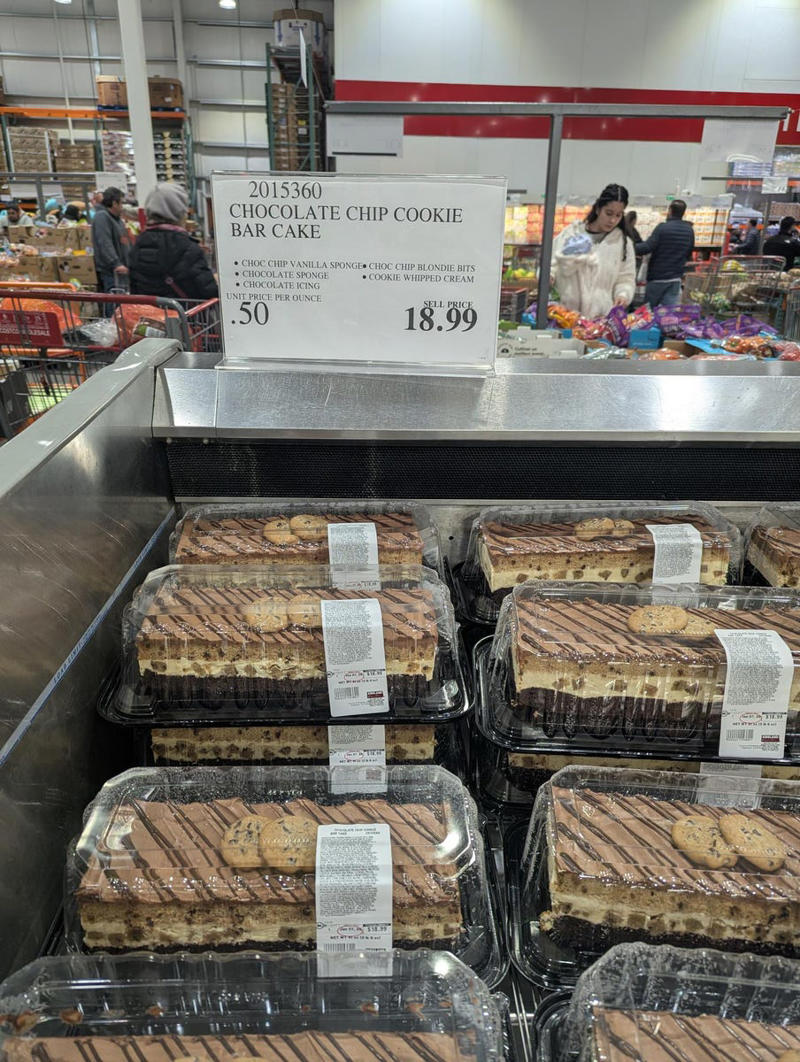 What’s in each layer?, What about the cookies on top?, How much does the Costco Chocolate Chip Cookie Bar Cake cost?, Final thoughts