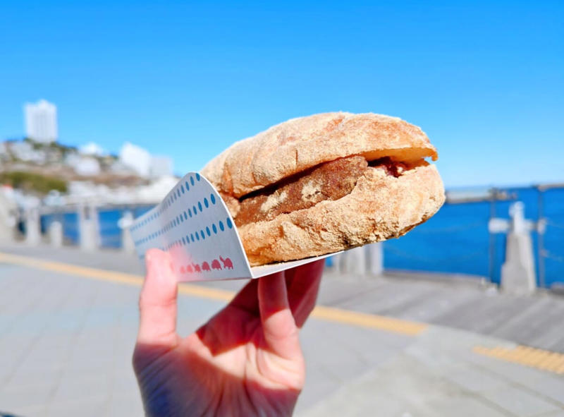 熱海プリン6店舗目！工房併設のイートインタイプでオープン, ファクトリー限定・熱海プリンこっぺ, ファクトリー限定・出来立て 皿プリン, ファクトリー限定・湯あがり３姉妹, ファクトリー限定・お風呂あがり入浴セット（2種類）, ファクトリー限定・湯あがりかばさん焼き, ファクトリー限定・新発売のお土産, キュートなグッズ, まとめ：イートイン・食べ歩きで熱海を満喫