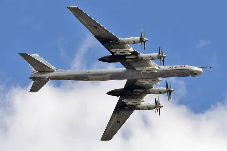 ロシア Tu-95 戦略爆撃機が KADIZ に無断進入…11時間の長距離飛行で威嚇, Tu-95MSの核搭載能力と脅威, KADIZ 無断進入の詳細経路, ロシア国防省の訓練主張, 韓国空軍の対応体制, 最近のロ・中 KADIZ 侵犯の推移, 戦略的威嚇の目的分析, 日米韓連合対応強化の動き, 長期的な安全保障への含意