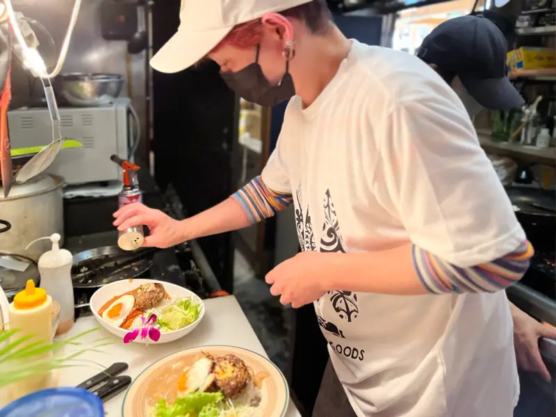 ゆったりした気分になれる、毎日通いたくなるロコモコ専門店, 日本人の舌に寄り添う、とろみが決め手のグレービーソース, 肉感あふれるハンバーグと、完成度の高いワンプレート, もう一つの選択肢。濃厚派に人気のデミグラスソース, わざわざ訪れたくなる、“ロコモコの答え”がここに