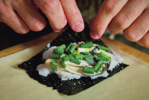 ご飯のおかずにも、酒のつまみにもなる！, 牡蠣の“ふりふり下処理法”, 教える人　渡辺康啓さん（料理家）, 蒸し牡蠣と豆腐のねぎニラソース, 生牡蠣のブルスケッタ, 牡蠣と里芋の春巻き
