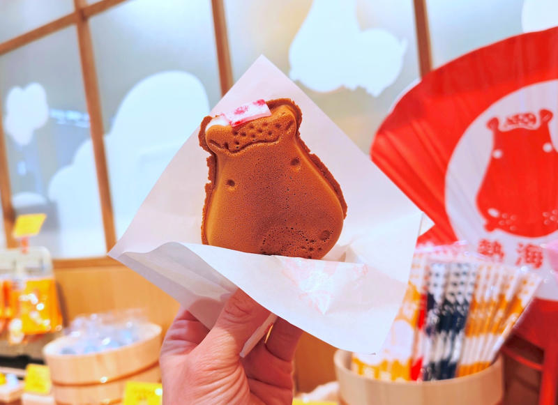 熱海プリン6店舗目！工房併設のイートインタイプでオープン, ファクトリー限定・熱海プリンこっぺ, ファクトリー限定・出来立て 皿プリン, ファクトリー限定・湯あがり３姉妹, ファクトリー限定・お風呂あがり入浴セット（2種類）, ファクトリー限定・湯あがりかばさん焼き, ファクトリー限定・新発売のお土産, キュートなグッズ, まとめ：イートイン・食べ歩きで熱海を満喫