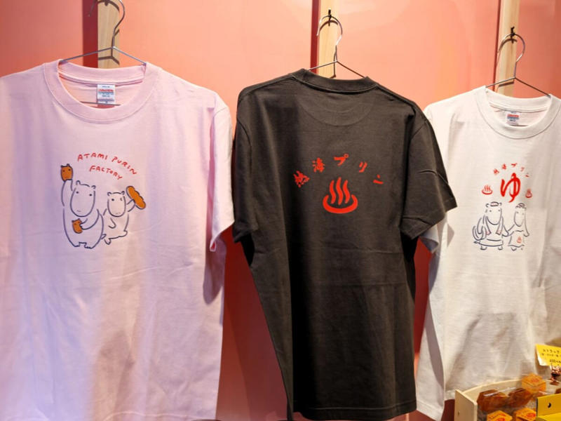 熱海プリン6店舗目！工房併設のイートインタイプでオープン, ファクトリー限定・熱海プリンこっぺ, ファクトリー限定・出来立て 皿プリン, ファクトリー限定・湯あがり３姉妹, ファクトリー限定・お風呂あがり入浴セット（2種類）, ファクトリー限定・湯あがりかばさん焼き, ファクトリー限定・新発売のお土産, キュートなグッズ, まとめ：イートイン・食べ歩きで熱海を満喫