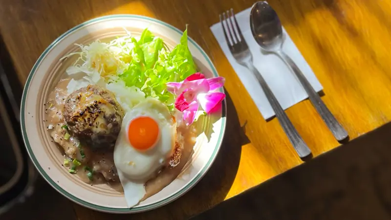 ゆったりした気分になれる、毎日通いたくなるロコモコ専門店, 日本人の舌に寄り添う、とろみが決め手のグレービーソース, 肉感あふれるハンバーグと、完成度の高いワンプレート, もう一つの選択肢。濃厚派に人気のデミグラスソース, わざわざ訪れたくなる、“ロコモコの答え”がここに