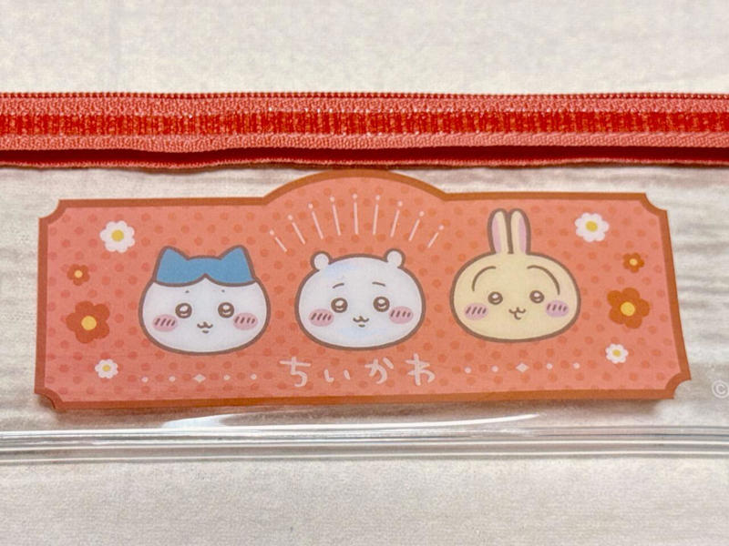「レトロポップ」がテーマの第8弾、ラインナップは全5種！発売当日の様子は？, 発売初日の争奪戦レポ, 第8弾のテーマは「レトロポップ」, 1：ちいかわ A4クリアファイル 6, 2：ちいかわ クラフトギフトバッグ 2, 3：ちいかわ クラフト紙リングメモ帳（縦型）, 種類・サイズ・枚数, 4：ちいかわ ビニールペンポーチ, 5：ちいかわ キラキラシール 4, 種類・シール枚数