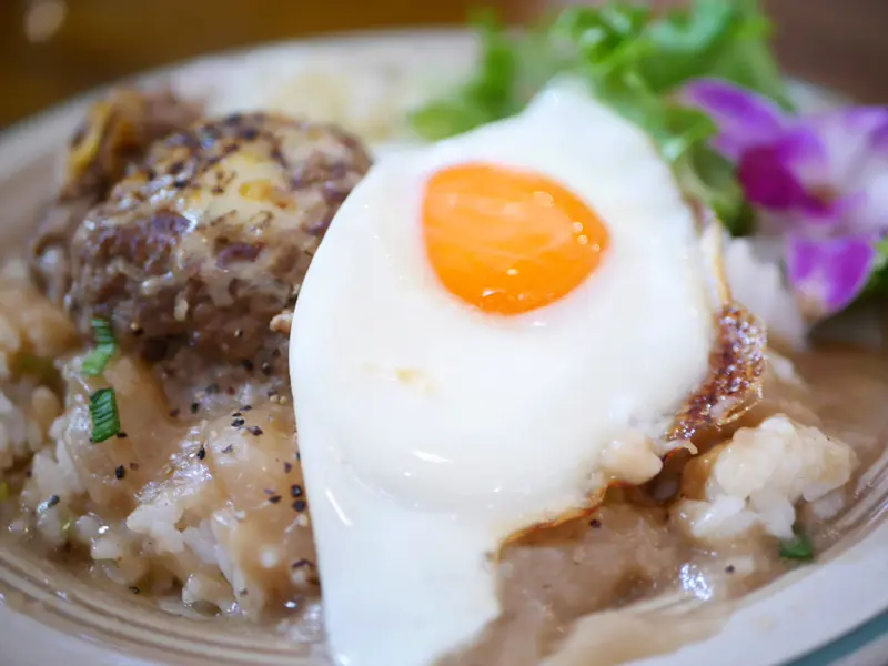ゆったりした気分になれる、毎日通いたくなるロコモコ専門店, 日本人の舌に寄り添う、とろみが決め手のグレービーソース, 肉感あふれるハンバーグと、完成度の高いワンプレート, もう一つの選択肢。濃厚派に人気のデミグラスソース, わざわざ訪れたくなる、“ロコモコの答え”がここに