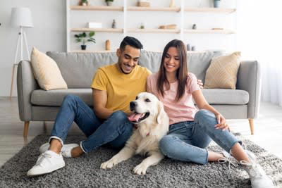 犬からの「愛情度」を知る5つの方法, 1.じっと見つめてくる, 2.お尻をくっつけてくる, 3.お気に入りのおもちゃを持ってくる, 4.あくびがうつる, 5.帰宅時に全力で喜ぶ, あなたの愛犬はどれくらい？愛情度チェック項目, 犬に好かれる人に共通する特徴