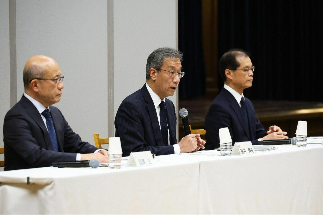 記者会見で浮かび上がった「3つの違和感」, 「みなし公務員」という不思議な立場, 露呈した東大の「ガバナンス不全」, なぜ「東大病院院長」ではなく総長が会見？, 日本化粧品協会の「不可解な行動」