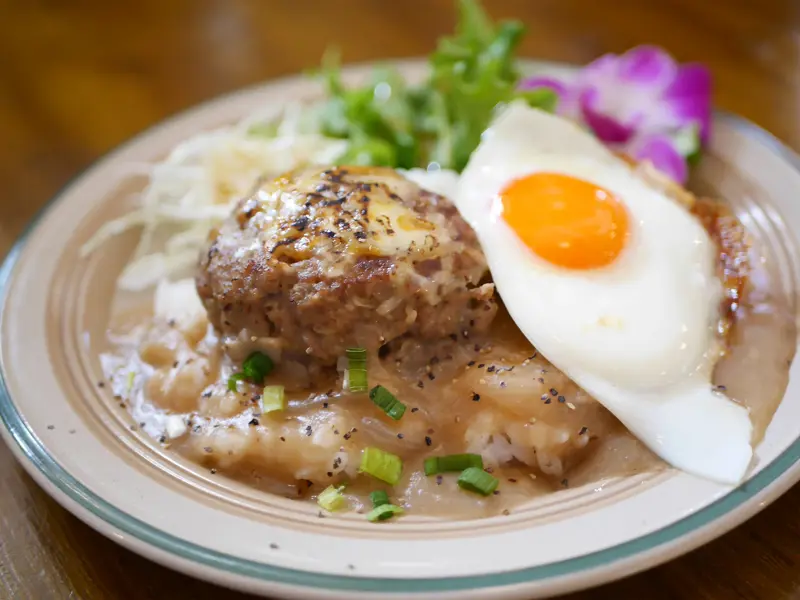 ゆったりした気分になれる、毎日通いたくなるロコモコ専門店, 日本人の舌に寄り添う、とろみが決め手のグレービーソース, 肉感あふれるハンバーグと、完成度の高いワンプレート, もう一つの選択肢。濃厚派に人気のデミグラスソース, わざわざ訪れたくなる、“ロコモコの答え”がここに