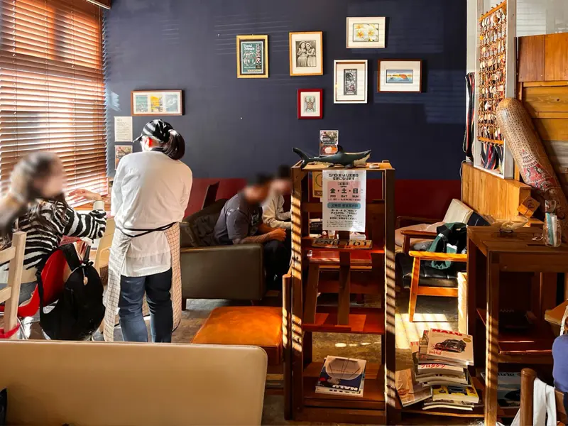 ゆったりした気分になれる、毎日通いたくなるロコモコ専門店, 日本人の舌に寄り添う、とろみが決め手のグレービーソース, 肉感あふれるハンバーグと、完成度の高いワンプレート, もう一つの選択肢。濃厚派に人気のデミグラスソース, わざわざ訪れたくなる、“ロコモコの答え”がここに