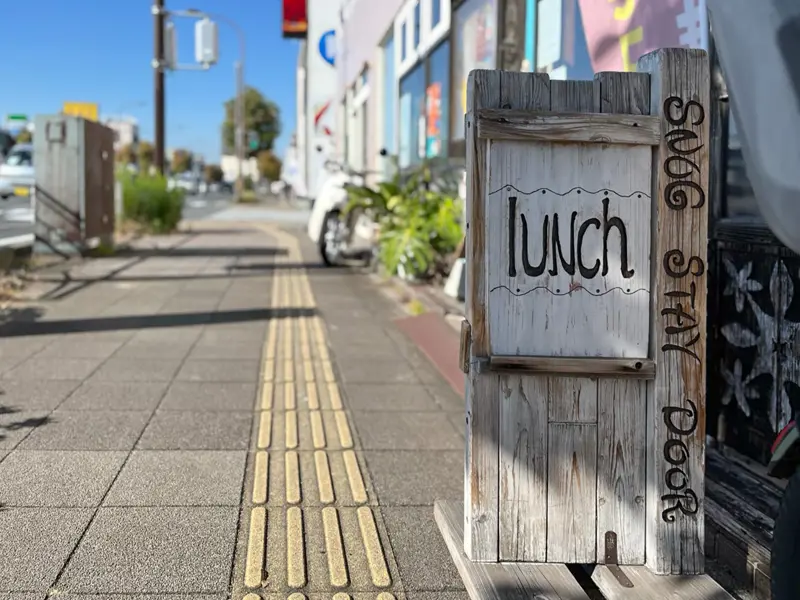 ゆったりした気分になれる、毎日通いたくなるロコモコ専門店, 日本人の舌に寄り添う、とろみが決め手のグレービーソース, 肉感あふれるハンバーグと、完成度の高いワンプレート, もう一つの選択肢。濃厚派に人気のデミグラスソース, わざわざ訪れたくなる、“ロコモコの答え”がここに