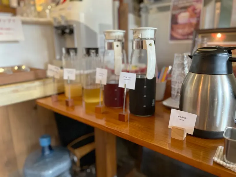 ゆったりした気分になれる、毎日通いたくなるロコモコ専門店, 日本人の舌に寄り添う、とろみが決め手のグレービーソース, 肉感あふれるハンバーグと、完成度の高いワンプレート, もう一つの選択肢。濃厚派に人気のデミグラスソース, わざわざ訪れたくなる、“ロコモコの答え”がここに