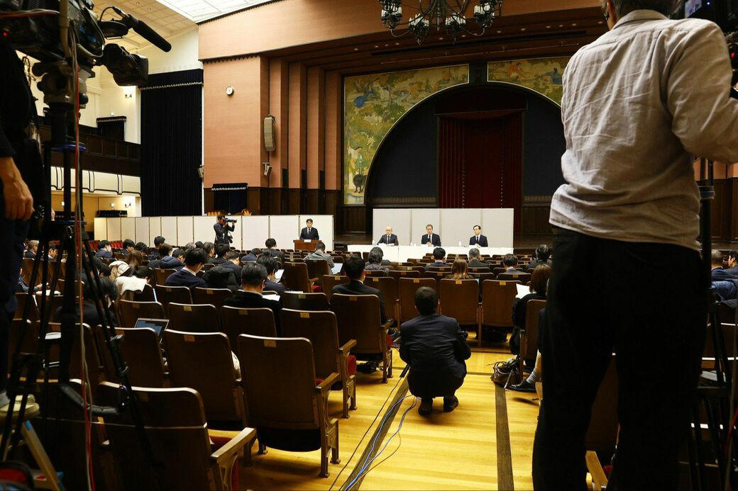 記者会見で浮かび上がった「3つの違和感」, 「みなし公務員」という不思議な立場, 露呈した東大の「ガバナンス不全」, なぜ「東大病院院長」ではなく総長が会見？, 日本化粧品協会の「不可解な行動」