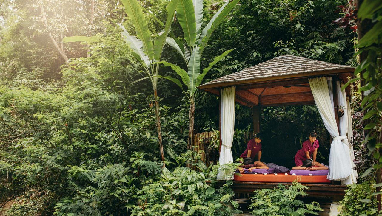 1. เที่ยวตามรอยนิยายแฟนตาซี (Romantasy Retreats), 2. บ้านพักอัจฉริยะแห่งอนาคต (Humanoid Homes), 3. ทริปทดสอบความเข้ากันได้ (Turbulence Test), 4. ของที่ระลึกที่เน้นดีไซน์และใช้งานจริง (Shelf-ie Souvenirs), 5. โร้ดทริปเวอร์ชันใหม่ (Roadtrip Rewired), 6. ทริปตามลิขิตดวงดาว (Destined-ations), 7. ทริปเดินทางสู่ผิวเปล่งประกาย (Glow-cations), 8. กิจกรรมพักผ่อนแสนสงบ (Hushed Hobbies), 9. พาสปอร์ตย้อนรอยความทรงจำ (PastPorts), 10. ทริปฉลองความสำเร็จรูปแบบใหม่ (Modern Milestone Missions)