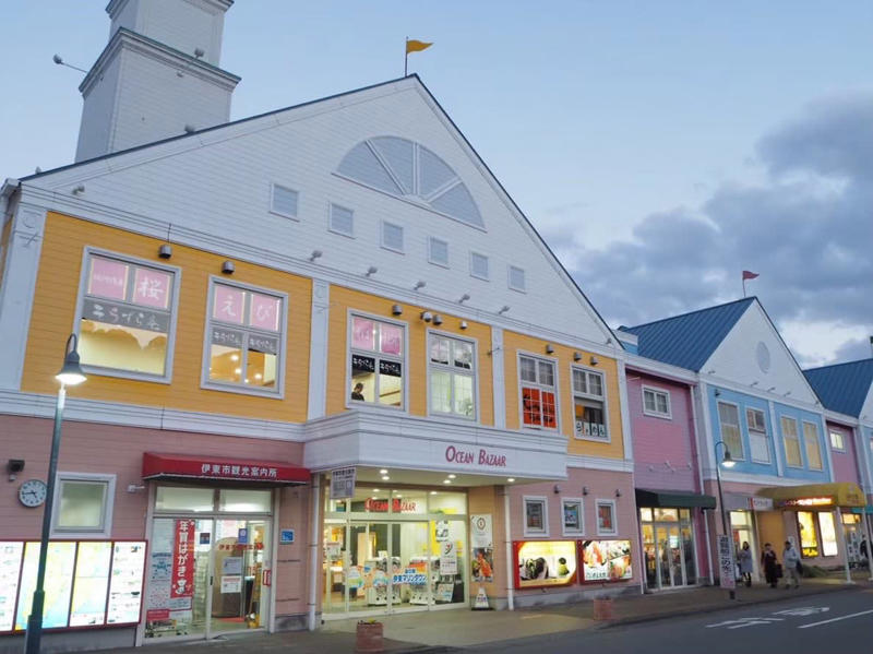日帰り旅行にもおすすめ！ 静岡県の道の駅5選, 1｜いちご好き必見の癒やしスポット！ とってもキュートな道の駅, 道の駅 伊豆のへそ（伊豆の国市）, 2｜お茶の香りに包まれる！ 静岡県最新の注目道の駅, 道の駅 そらっと牧之原（牧之原市）, 3｜絶品しらす丼と足湯でリフレッシュ！ 静岡県最西端の道の駅, 道の駅 潮見坂（湖西市） , 4｜温泉もショッピングも楽しめる、まるで総合リゾート！, 道の駅 伊東マリンタウン（伊東市）, 5｜朝3時から大行列！ ハマる人続出の個性派ラーメンが味わえる道の駅, 道の駅 風のマルシェ御前崎（御前崎市）, 【まとめ】景色、グルメ、体験を満喫できる静岡県の道の駅