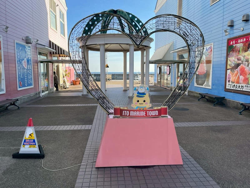 日帰り旅行にもおすすめ！ 静岡県の道の駅5選, 1｜いちご好き必見の癒やしスポット！ とってもキュートな道の駅, 道の駅 伊豆のへそ（伊豆の国市）, 2｜お茶の香りに包まれる！ 静岡県最新の注目道の駅, 道の駅 そらっと牧之原（牧之原市）, 3｜絶品しらす丼と足湯でリフレッシュ！ 静岡県最西端の道の駅, 道の駅 潮見坂（湖西市） , 4｜温泉もショッピングも楽しめる、まるで総合リゾート！, 道の駅 伊東マリンタウン（伊東市）, 5｜朝3時から大行列！ ハマる人続出の個性派ラーメンが味わえる道の駅, 道の駅 風のマルシェ御前崎（御前崎市）, 【まとめ】景色、グルメ、体験を満喫できる静岡県の道の駅