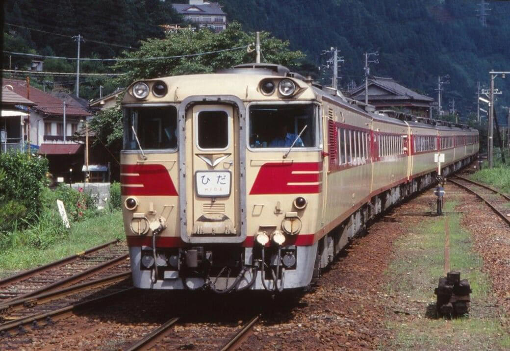 はつかり号は「ガッカリ号」？, 全国に特急網を広げたキハ82系, 見慣れないスマートな列車が…, 北海道を駆けたキハ82系特急, 短命だった「ブルドッグ」, 似て非なる？特急「北アルプス」, キハ82系とキハ181系、外見の違いは？
