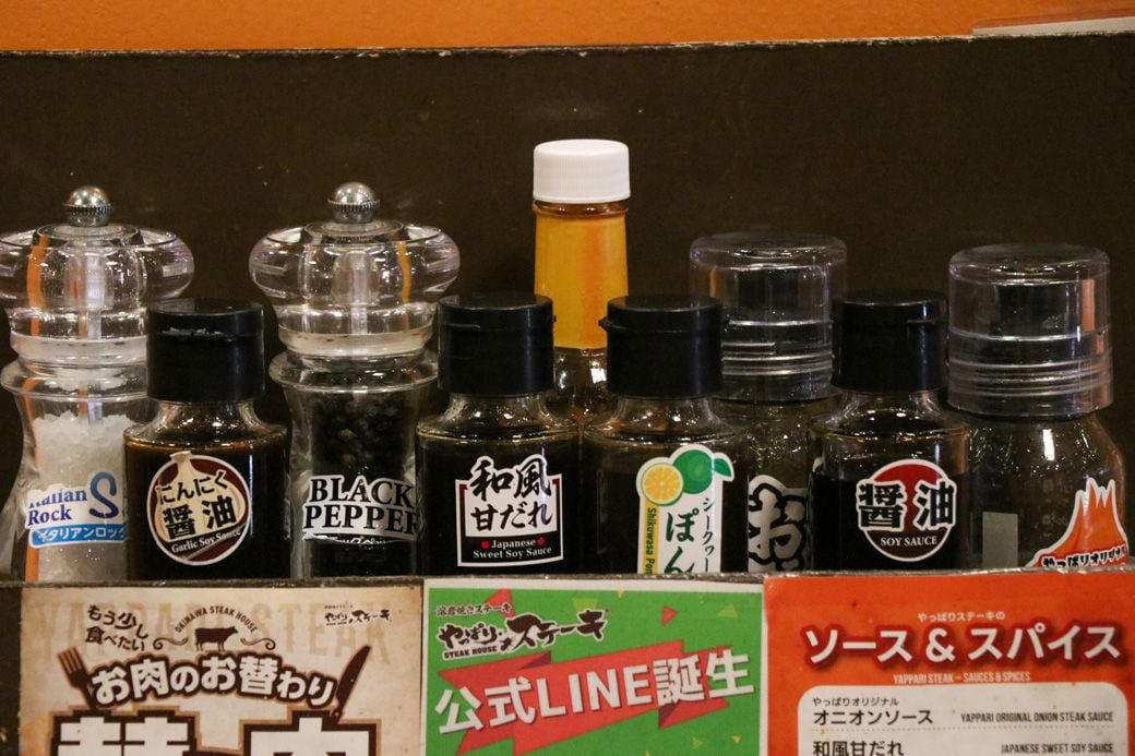 沖縄では、締めにステーキを食べる？, ステーキ1000円～でスープもライスもサラダも食べ放題！, 肉は店内でさばいて新鮮さをキープ, 肉の前に、ソースを選ぶ幸福, ナイフを入れた瞬間、勝ちが確定した, ｢替え玉」ならぬ「替え肉」がある！