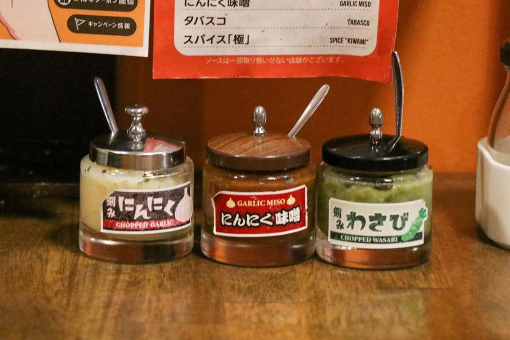 沖縄では、締めにステーキを食べる？, ステーキ1000円～でスープもライスもサラダも食べ放題！, 肉は店内でさばいて新鮮さをキープ, 肉の前に、ソースを選ぶ幸福, ナイフを入れた瞬間、勝ちが確定した, ｢替え玉」ならぬ「替え肉」がある！